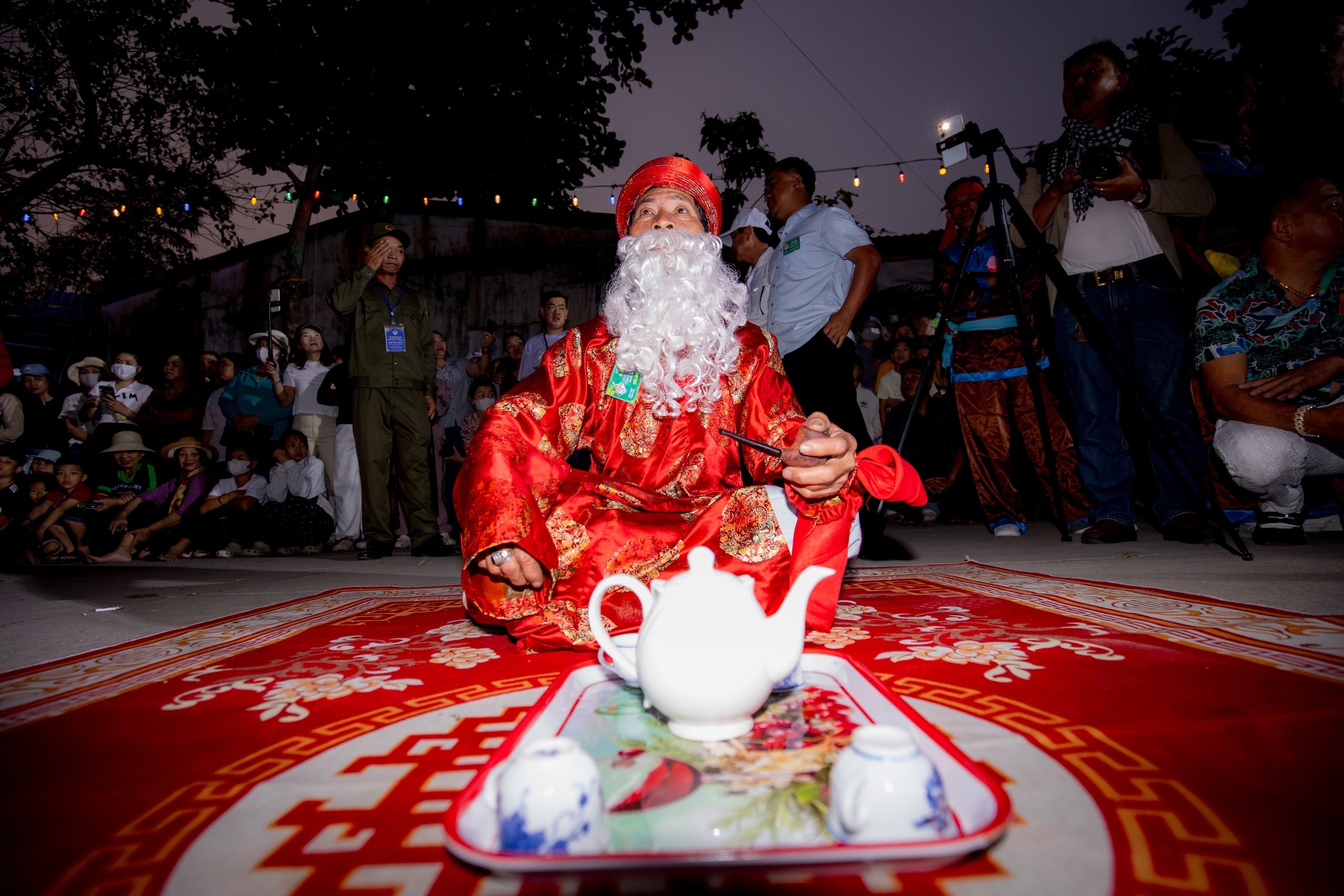 4 giờ sáng, cả làng í ới gọi nhau đi xem làm trò - Ảnh 1.