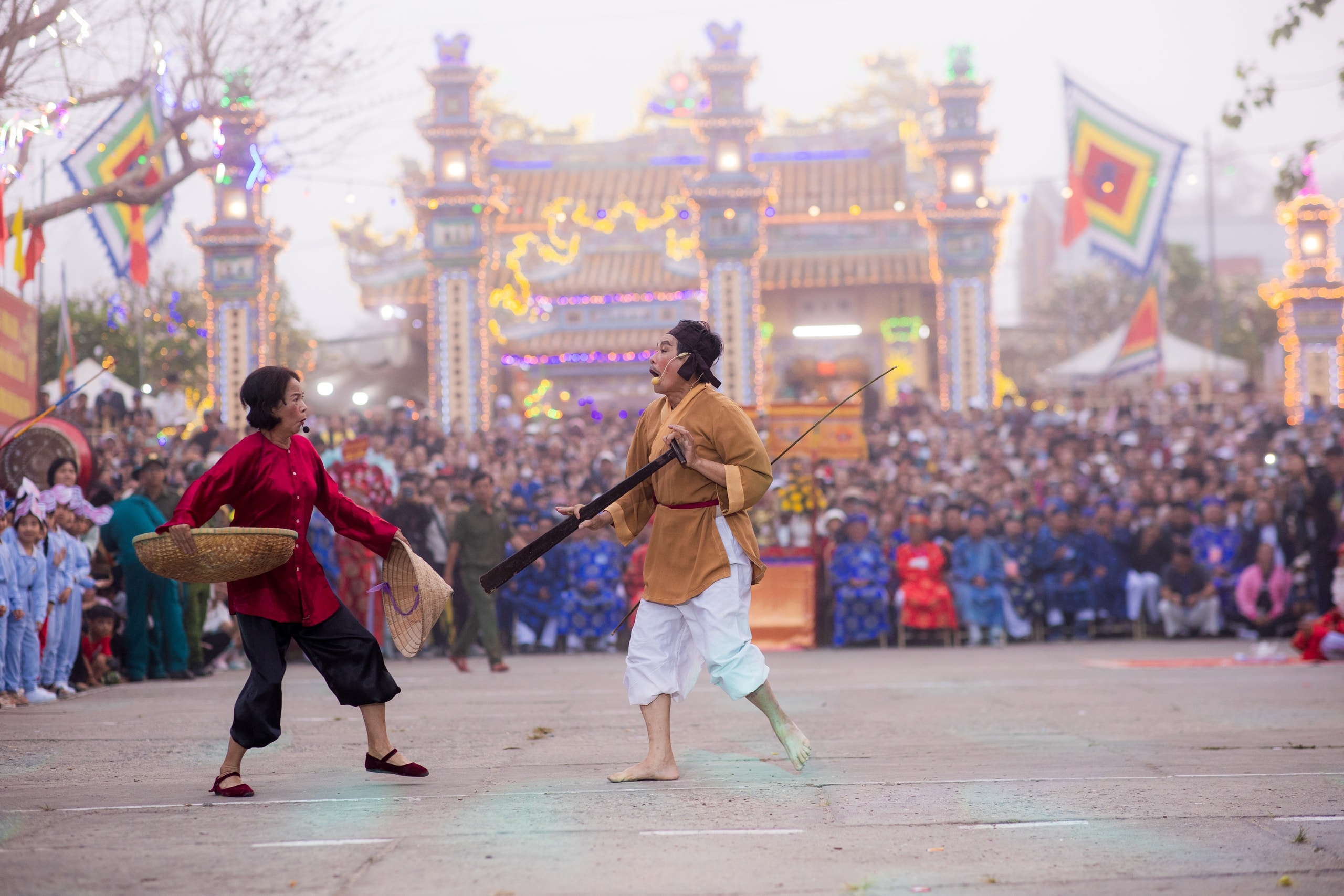 4 giờ sáng, cả làng í ới gọi nhau đi xem làm trò - Ảnh 6.