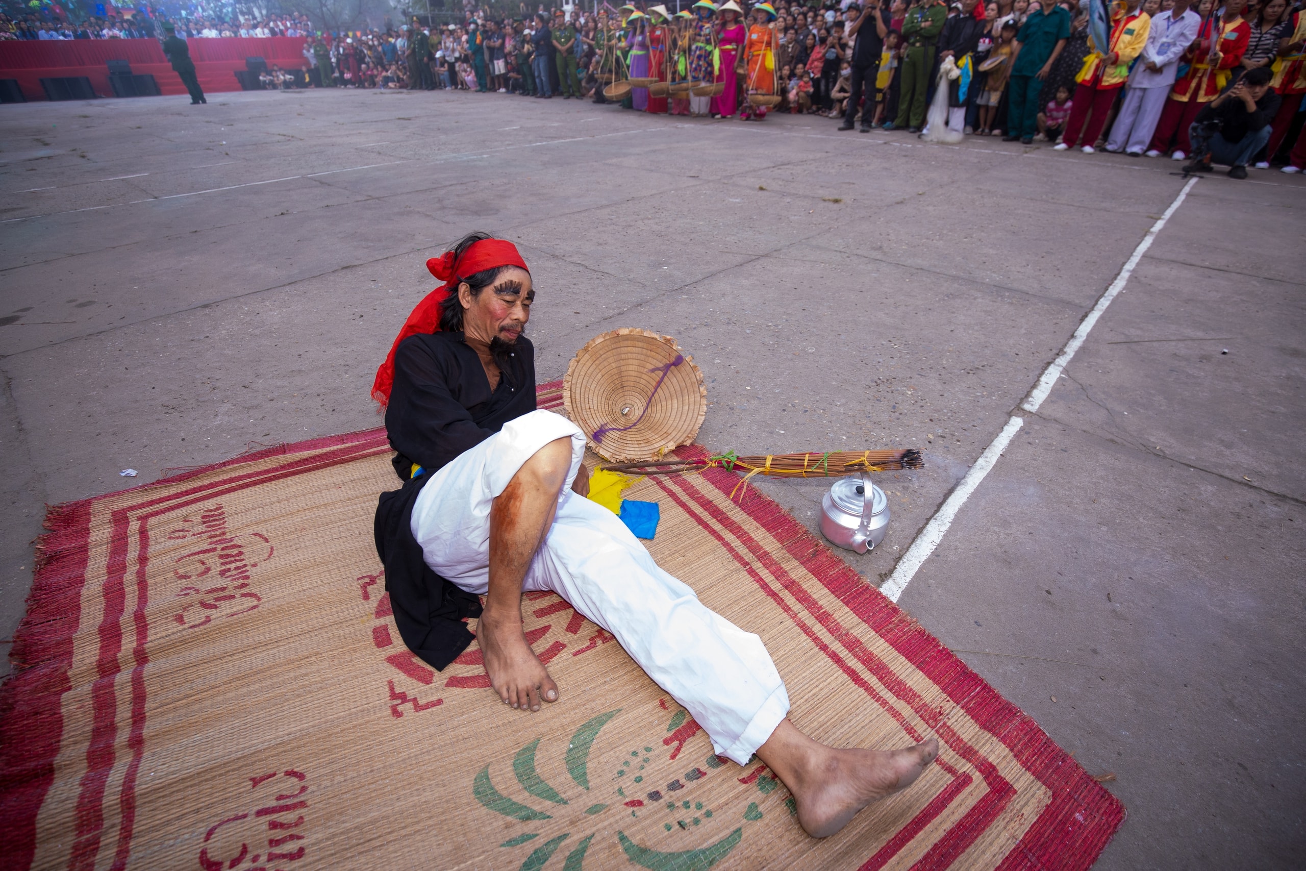 4 giờ sáng, cả làng í ới gọi nhau đi xem làm trò - Ảnh 2.