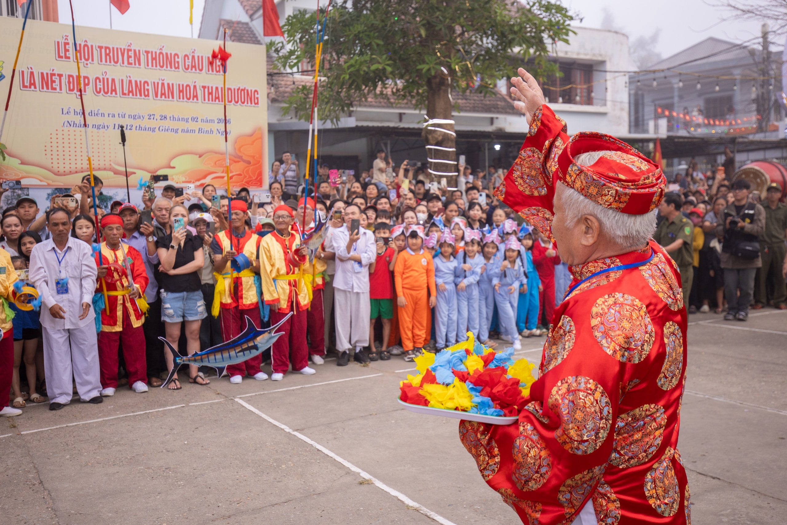 4 giờ sáng, cả làng í ới gọi nhau đi xem làm trò - Ảnh 8.