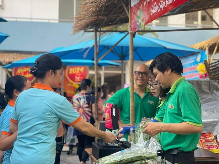 Lãnh đạo TP HCM thăm và chúc Tết tại Saigon Co.op và Satra - Ảnh 2.