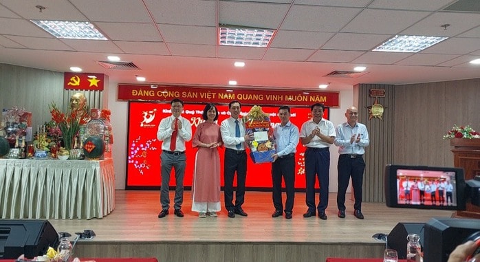 Lãnh đạo TP HCM thăm và chúc Tết tại Saigon Co.op và Satra - Ảnh 3.