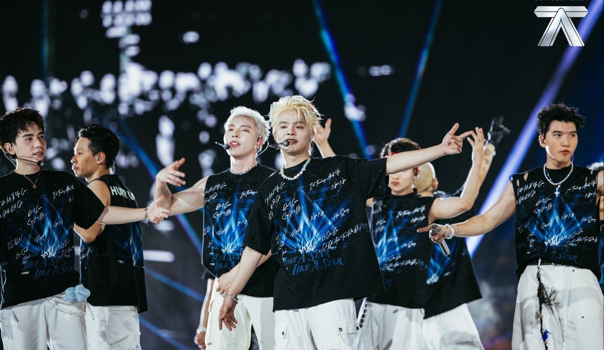 Anh trai “say hi” anh 1