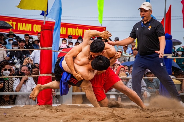 Hội vật làng Sình: Từ sới vật cổ truyền đến sân chơi đầu xuân - Ảnh 6.