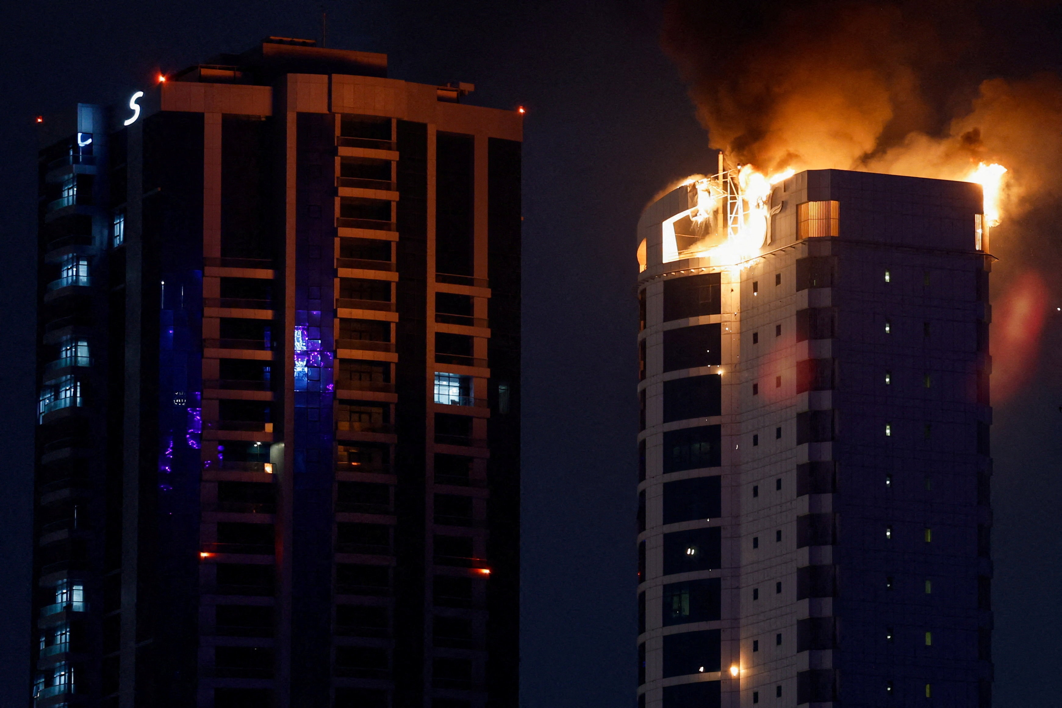 Một tòa nhà bốc cháy sau khi trúng đòn tấn công bằng máy bay không người lái của Iran, sau khi Israel và Mỹ không kích Iran, tại khu Seef, thủ đô Manama, Bahrain, ngày 28/2/2026. (Ảnh: Reuters/Stringer)