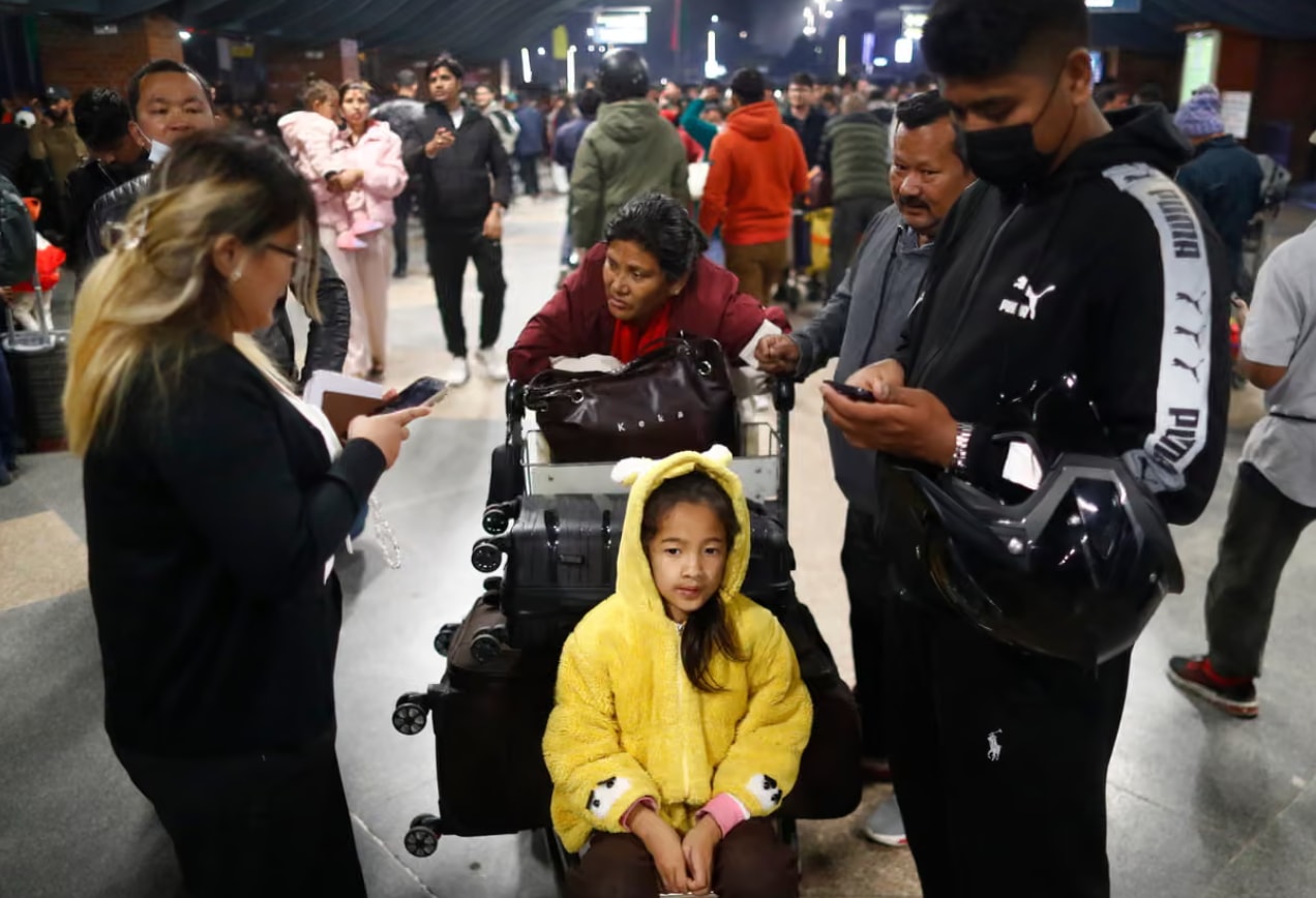 Hành khách đi Trung Đông chờ đợi tại sân bay quốc tế Tribhuvan, Nepal. (Nguồn: The Guardian)