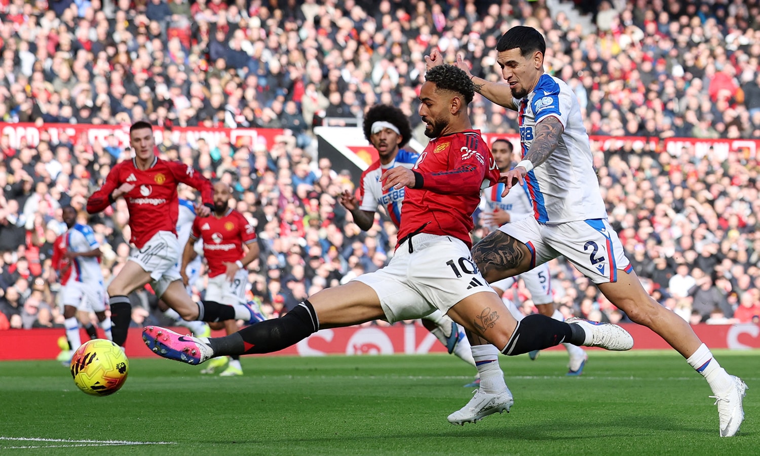 Man Utd gặp nhiều khó khăn trước Crystal Palace. (Ảnh: Reuters)