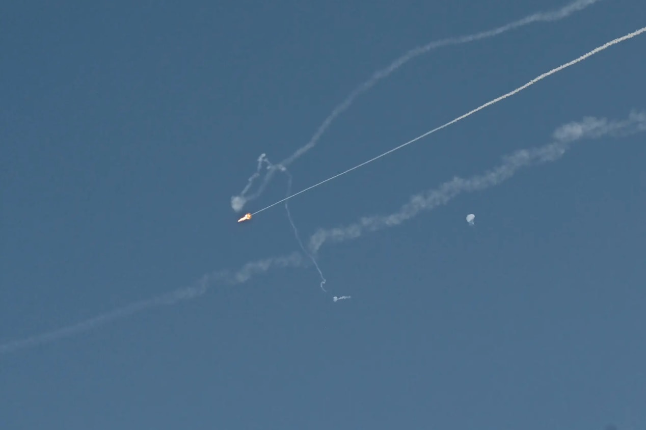 Các tiếng nổ vang lên khi một vật thể bay từ Iran bị đánh chặn trên bầu trời Dubai. (Nguồn: The New York Times)