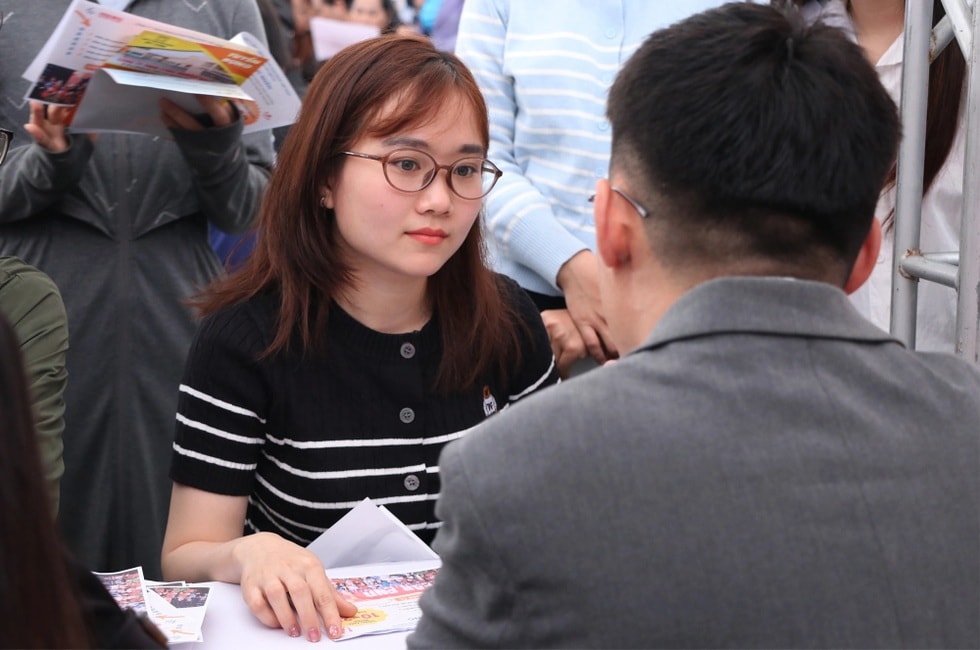 Cô gái mang CV song ngữ đi ứng tuyển việc làm - 3