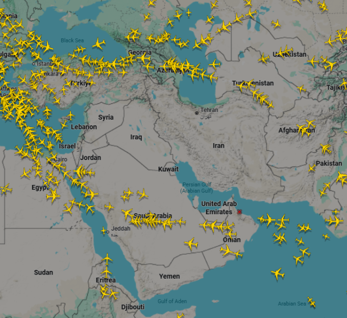 Không phận Iran, Iraq, Kuwait và Jordan gần như trống không sau khi các nước trong khu vực đóng cửa vùng trời trong bối cảnh leo thang xung đột. Ảnh: Reuters