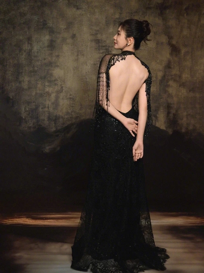 Giả Tịnh Văn tôn vóc dáng tại sự kiện tháng 12/2025. Ảnh: Sina