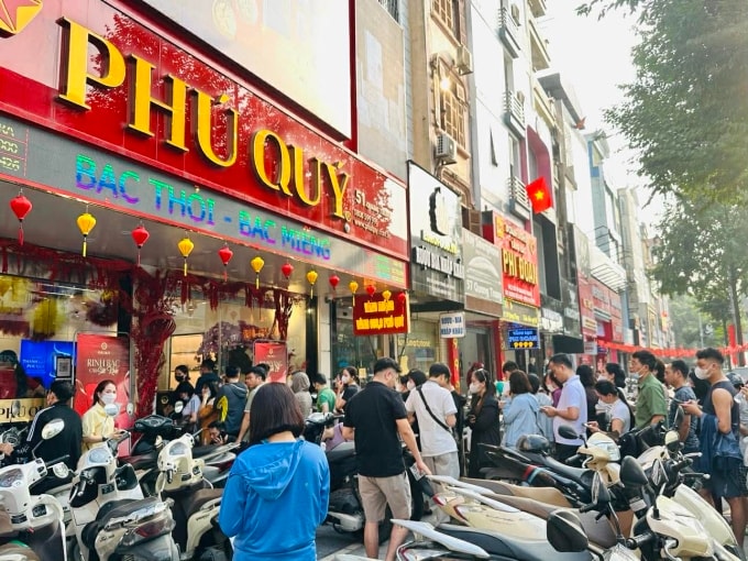 Người dân xếp hàng mua vàng tại cơ sở Phú Quý trên đường Quang Trung (phường Hà Đông) chiều 1/3.
