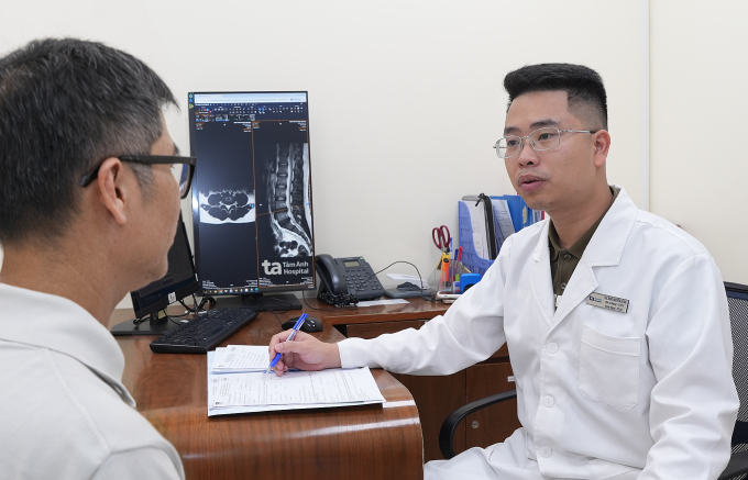 Bác sĩ tư vấn cho người bệnh phẫu thuật thoát vị đĩa đệm. Ảnh: Bệnh viện Đa khoa Tâm Anh
