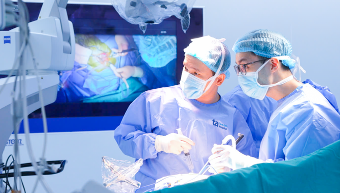 Các bác sĩ Ngoại Nhi phẫu thuật lấy dị vật cho một bệnh nhi. Ảnh minh họa: Bệnh viện Đa khoa Tâm Anh