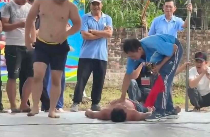 Người đàn ông bất tỉnh khi thi đấu vật tại hội làng Thái Lai ở xã Kim Anh, Hà Nội ngày 26/2. Ảnh: Chụp màn hình