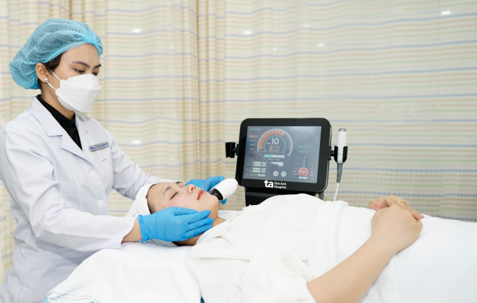Bác sĩ Trân sử dụng sóng siêu âm hội tụ HIFU để cải thiện da chảy xệ cho người bệnh. Ảnh minh họa: Bệnh viện Đa khoa Tâm Anh