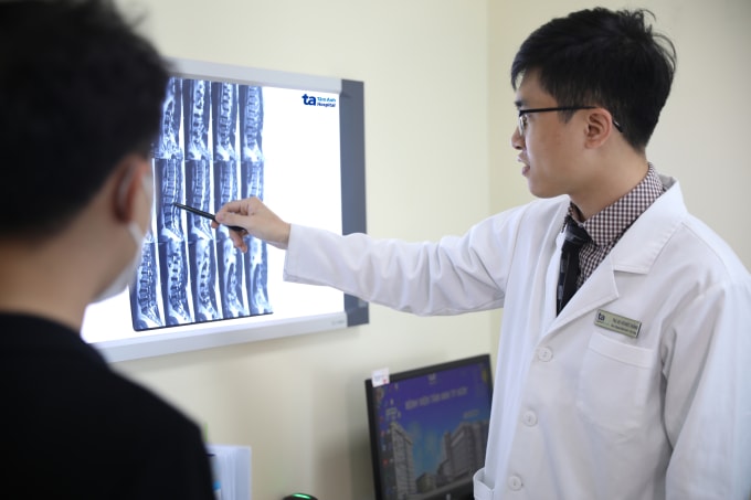 Bác sĩ Thắng giải thích tình trạng sức khỏe cột sống cho người bệnh. Ảnh: Phòng khám Đa khoa Tâm Anh Quận 7