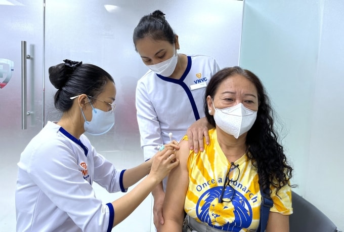 Bà Nguyễn Thị Thanh Hương tiêm vaccine phế cầu tại VNVC Thủ Đức 2 và cho biết đã tiêm đủ hai mũi vaccine zona thần kinh. Ảnh: Diệu Thuần