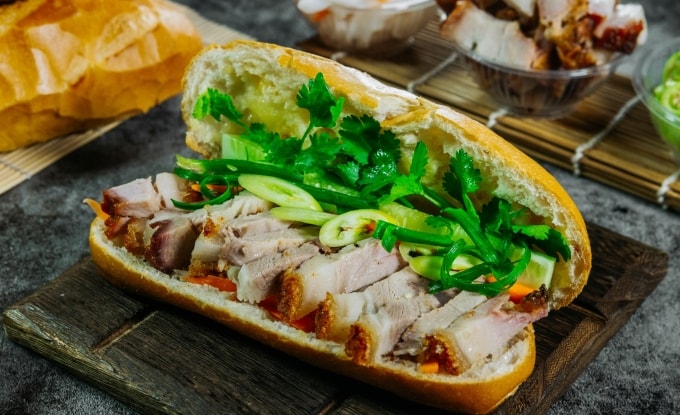 Hình ảnh bánh mì heo quay được quảng cáo trên website của tiệm.