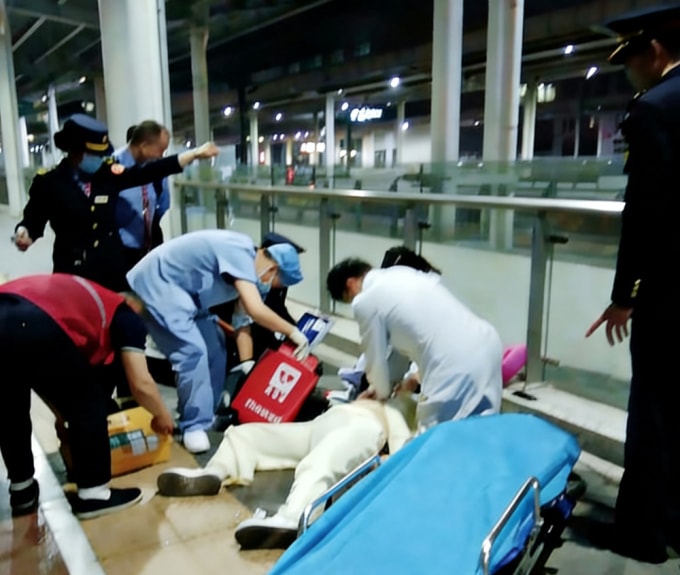 Nữ sinh 19 tuổi đổ gục trên sân ga. Ảnh: GMW