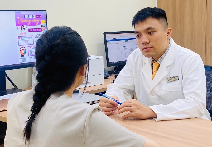 Mai Anh chia sẻ với bác sĩ triệu chứng uể oải và cảm giác trống rỗng trong tuần đầu đi làm lại sau Tết. Ảnh: Bệnh viện Đa khoa Tâm Anh