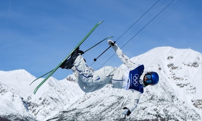 Eileen Gu trong phần thi halfpipe giúp cô đoạt HC vàng Olympic mùa Đông ngày 22/2/2026. Ảnh: AP