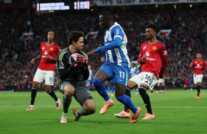 Senne Lammens bắt bóng trước Yankuba Minteh trong trận Man Utd thắng Brighton 4-2 ở vòng 9 Ngoại hạng Anh trên sân Old Trafford ngày 25/10. Ảnh: Reuters