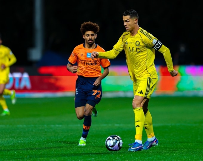 Trận Al Nassr (áo vàng) làm khách trước Al Wasl thuộc tứ kết AFC Champions League Two 2025-2026 ở UAE vào ngày 4/3 bị hoãn do bất ổn ở Trung Đông. Ảnh: Al Nassr