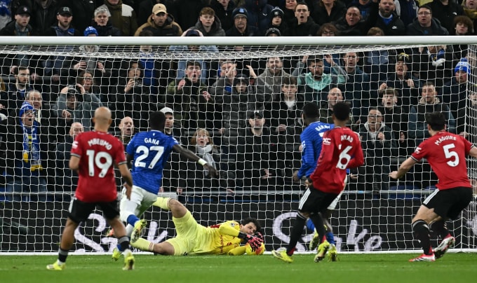 Thủ môn Senne Lammens đổ người bắt gọn một cú dứt điểm trong trận Man Utd thắng Everton 1-0 ở vòng 27 Ngoại hạng Anh trên sân Hill Dickinson, Liverpool, Anh ngày 23/2/2026. Ảnh: AFP