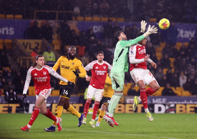 Gabriel Magalhaes và David Raya phối hợp thiếu ăn ý, khiến Arsenal bị thủng lưới ở phút bù trong trận hòa Wolves 2-2 ở vòng 31 Ngoại hạng Anh trên sân Molineux, Wolverhampton, West Midlands, Anh ngày 18/2/2026. Ảnh: Yahoo Sports