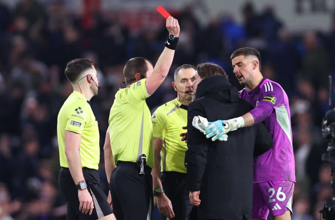 HLV Daniel Farke nhận thẻ đỏ vì phản ứng với trọng tài. Ảnh: AMA
