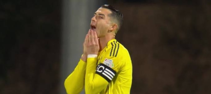 Ronaldo tiếc vì sút hỏng phạt đền trong trận Al Fayha 1-3 Al Nassr ở vòng 24 Saudi Pro League tối 28/2. Ảnh: OF