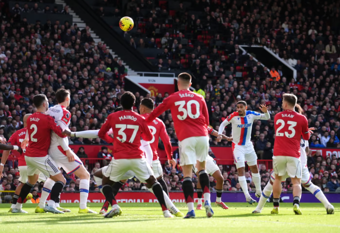 Maxence Lacroix đánh đầu mở tỷ số trong trận Crystal Palace thua Man Utd 1-2 ở vòng 28 Ngoại hạng Anh trên sân Old Trafford, Manchester, Anh ngày 1/3/2026. Ảnh: PA