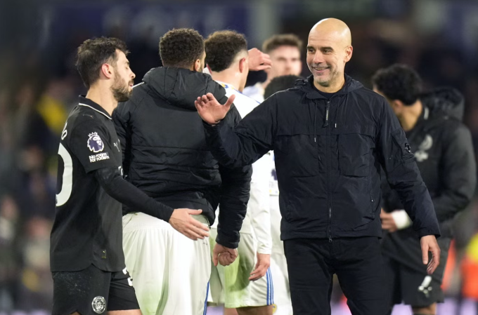 HLV Pep Guardiola (phải) bắt tay Bernardo Silva sau trận. Ảnh: PA Wire
