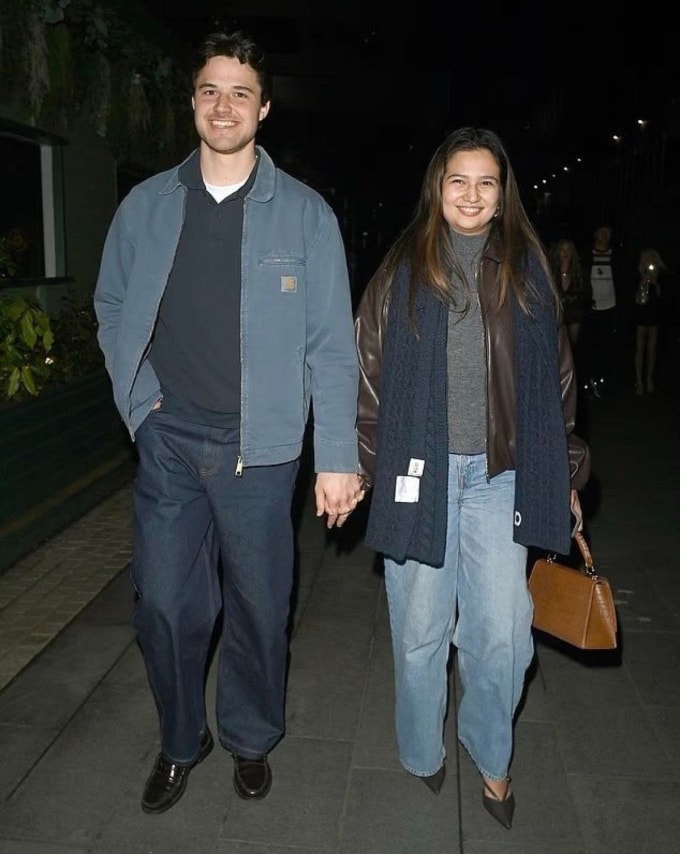 Lammens và bạn gái tươi cười khi bị paparazzi chụp ảnh sau một buổi hẹn hò tại Manchester. Ảnh: Manchester United Peoples Person