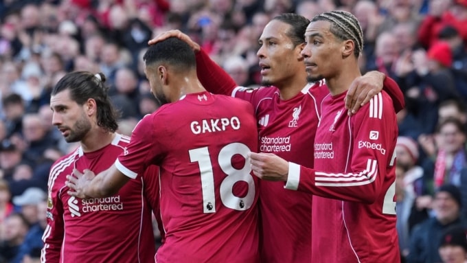 Đồng đội chia vui với Van Dijk (thứ ba từ trái sang), sau bàn nâng tỷ số lên 2-0 ở trận gặp West Ham, trên sân Anfield, Liverpool, Anh hôm 28/2. Ảnh: Reuters