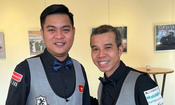 Thanh Tự (trái) và Quyết Chiến tại giải carom 3 băng đồng đội thế giới ở Viersen, Đức ngày 28/2/2026. Ảnh: Minh Điền