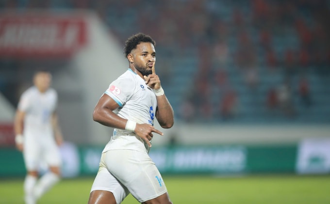 Tiền đạo Nam Định Nguyễn Xuân Son mừng bàn thắng ở phút 74 trong trận thắng Ninh Bình 3-2 ở vòng 14 V-League 2025-2026, trên sân Thiên Trường ở Ninh Bình ngày 1/3/2026. Ảnh: Quang Đương