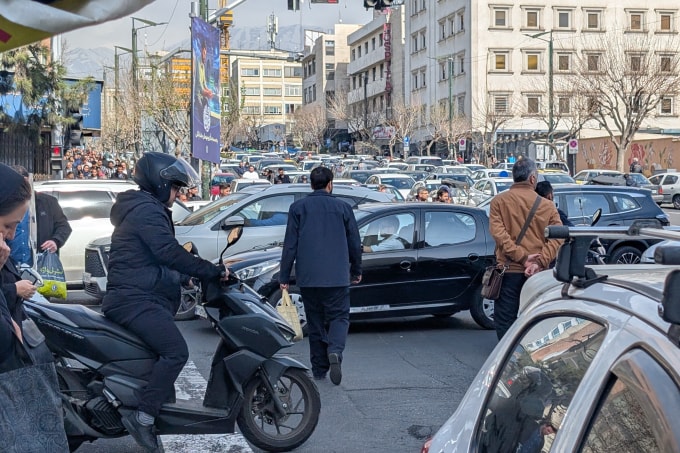 Giao thông tại một số khu vực ở Tehran trở nên tắc nghẽn sau khi loạt tiếng nổ vang lên sáng 28/2. Ảnh: AFP
