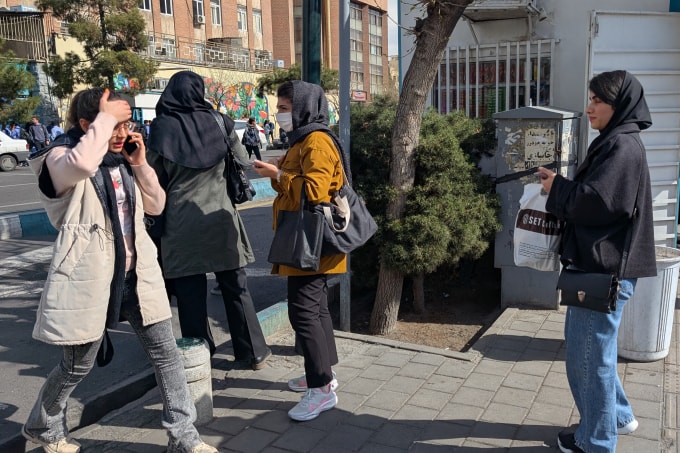 Người dân ở thủ đô Tehran sáng 28/2. Ảnh: AFP