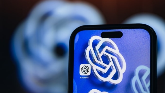 Logo ChatGPT trên màn hình smartphone. Ảnh: Mashable