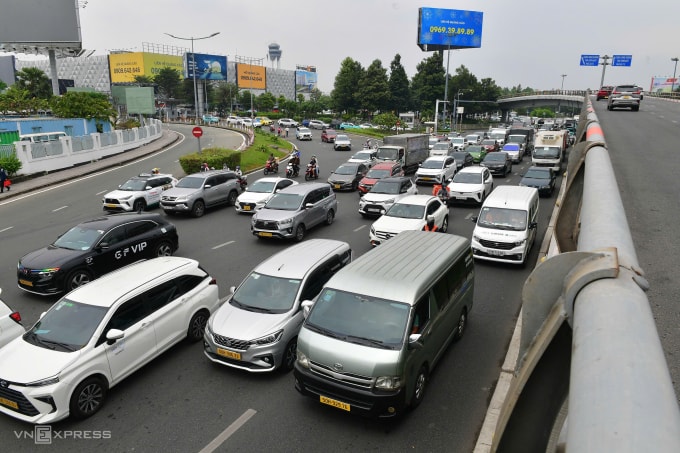 Cửa ngõ sân bay Tân Sơn Nhất ùn ứ ngày giáp Tết. Ảnh: Thanh Tùng