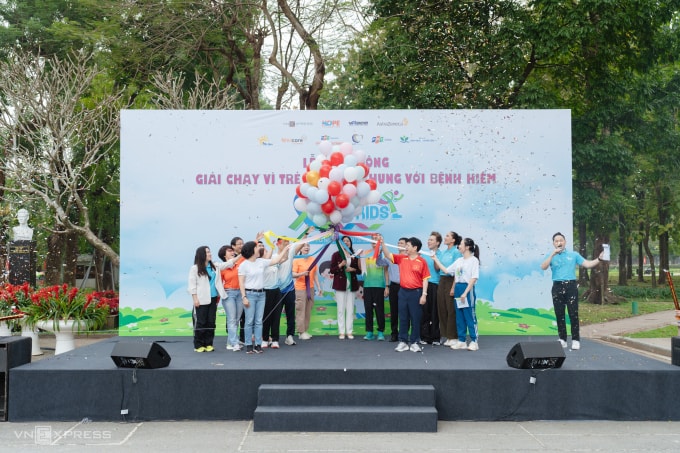 Đại diện các đơn vị đồng hành cùng ban tổ chức thực hiện nghi thức phát động giải chạy. Ảnh: Tùng Đinh