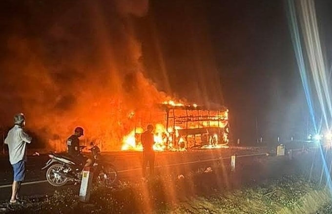 Ôtô giường nằm cháy ngùn ngụt trên đường tránh Đông, tỉnh Kon Tum cũ. Ảnh: Người dân cung cấp