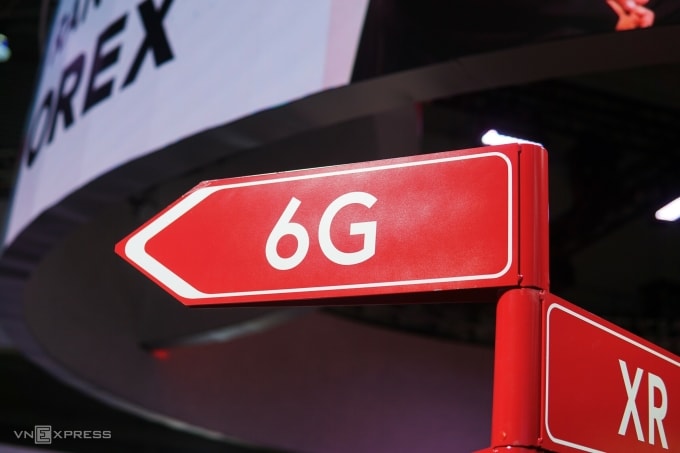 Biển hiệu chỉ dẫn tới khu trải nghiệm mạng 6G của một nhà mạng tại sự kiện MWC 2023. Ảnh: Lưu Quý