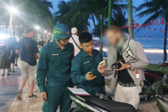 Một người nước ngoài bị phát hiện bay flycam tại khu vực biển Đà Nẵng. Ảnh: Phường An Hải