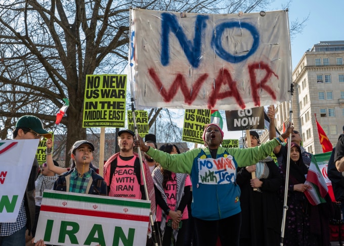 Biểu tình phản đối cuộc tấn công của Mỹ và Israel vào Iran tại khu vực gần Nhà Trắng, thủ đô Washington, ngày 28/2. Ảnh: AFP