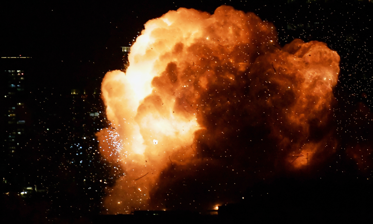 Tên lửa Iran gây ra vụ nổ tại thành phố Tel Aviv ở miền trung Israel hôm 28/2. Ảnh: AP
