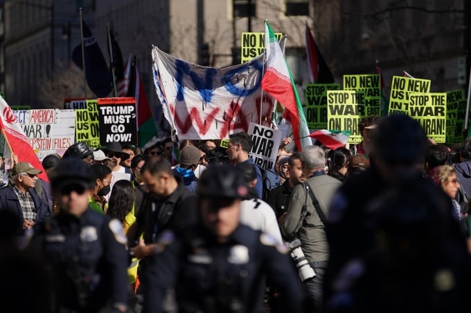 Đám đông hô vang các khẩu hiệu phản đối chiến tranh và chiến dịch tấn công Iran ngày 28/2. Ảnh: AP