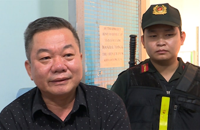 Ông Hồ Văn Búp (trái) bị bắt ngày 23/6/2023. Ảnh: Nhật Vy